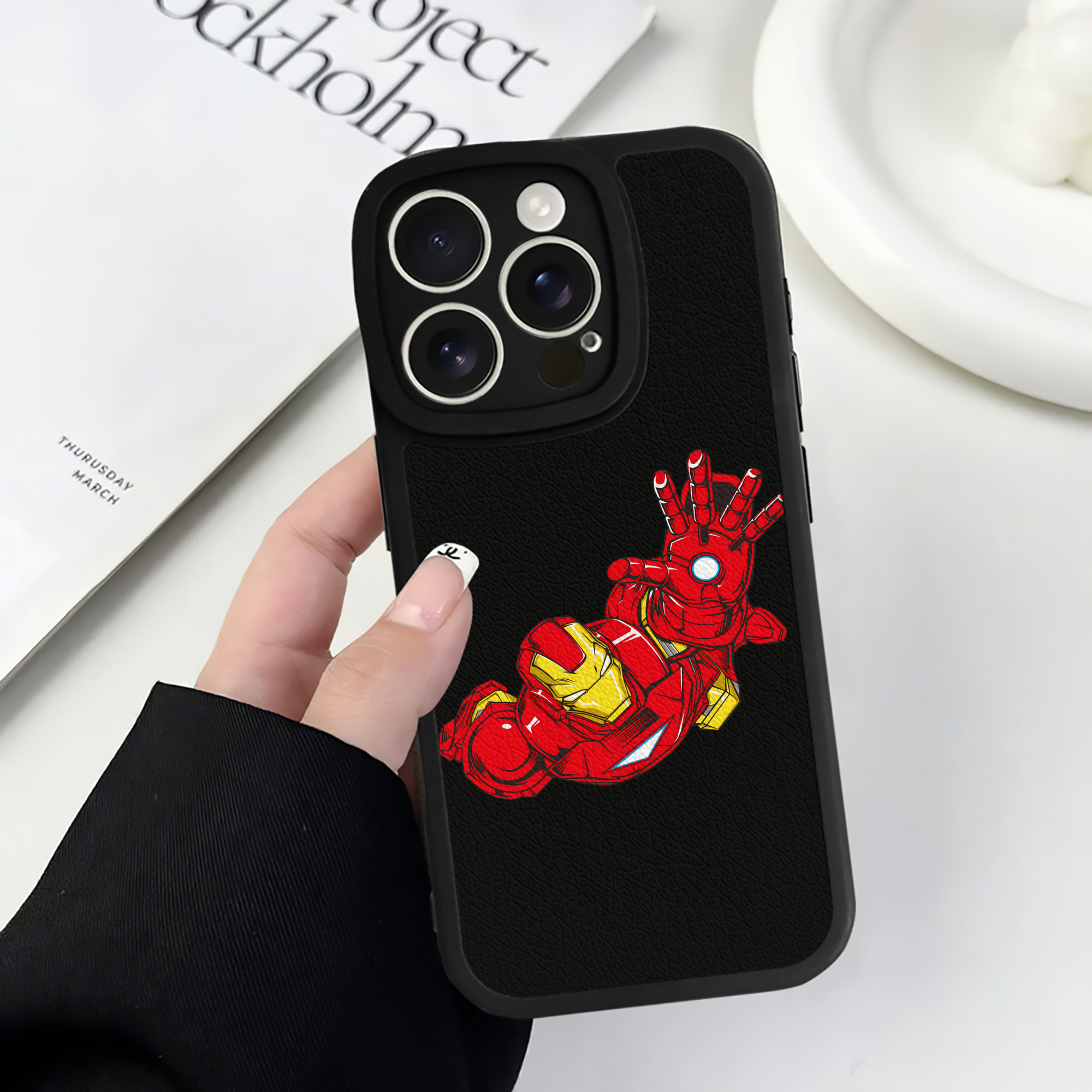（画像用） アベンジャーズ The Avengers 【iPhone 16シリーズ対応】シリコンスマホケース（レザー調） 材質：シリコン